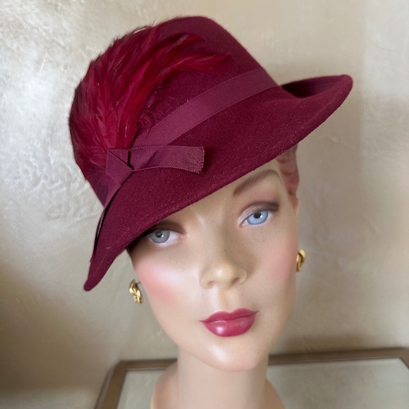 DEBONAIR BURGUNDY BFELKT VINTAGE HAT + FEATHER SPRAY